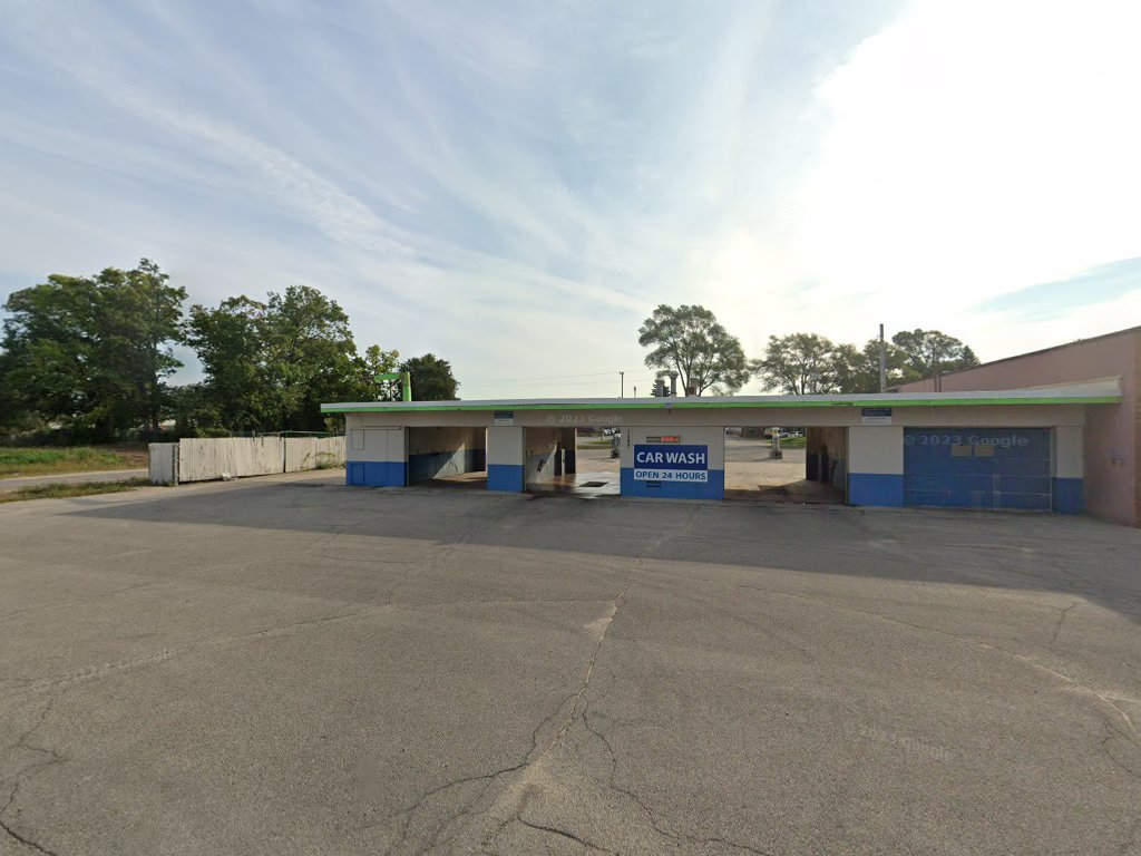 Garfield Plaza Car Wash in Traverse City